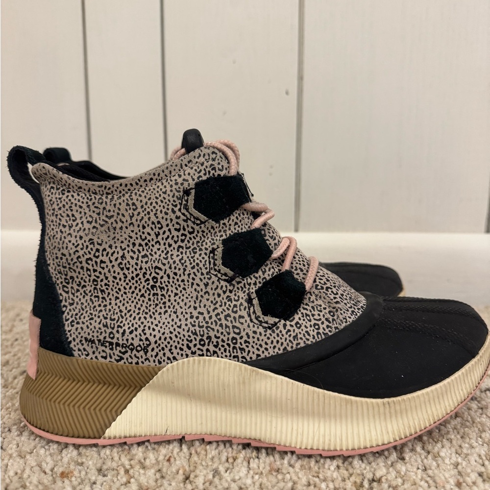 Sorel Kids Out and About Waterproof Boots Black and White Cheetah w/ pink Size 4